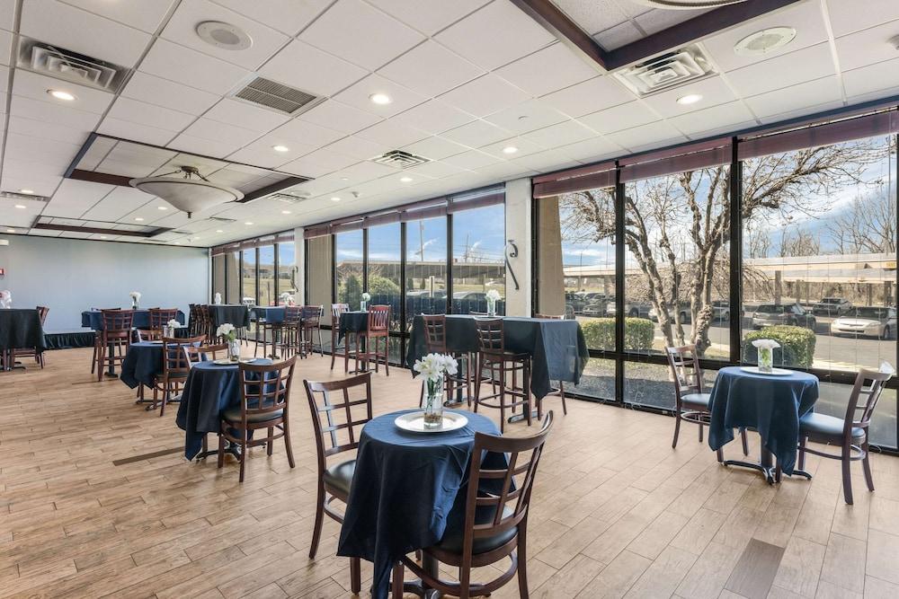 Clarion Hotel & Suites Mount Laurel Exterior foto
